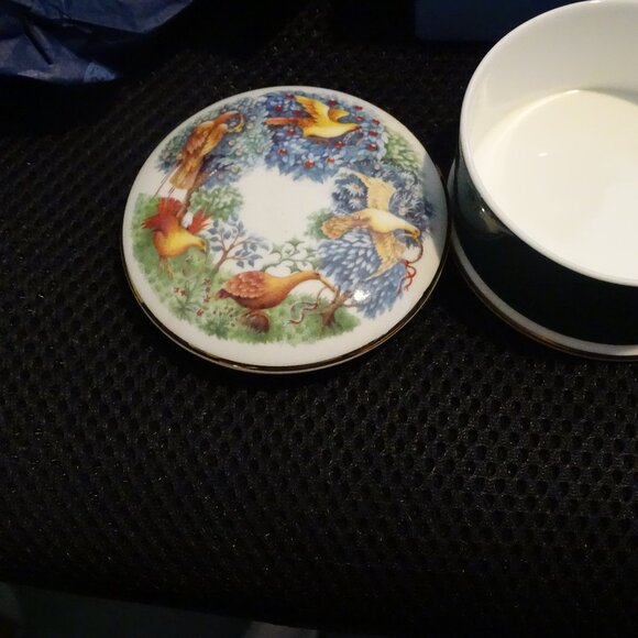 Wedgewood 5 Gold Rings Twelves Days of Christmas Round Trinket Box - Picture 3 of 6